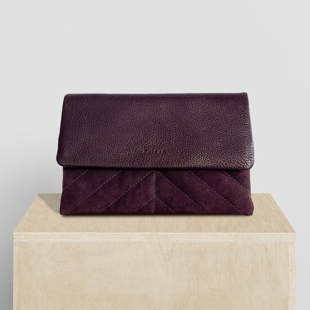 Marlie, Belsac plum clutch i bldt lder med overslag og lang regulerbar rem