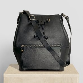 Sophia, Belsac sort rummelig skuldertaske i skind med kraftig rem