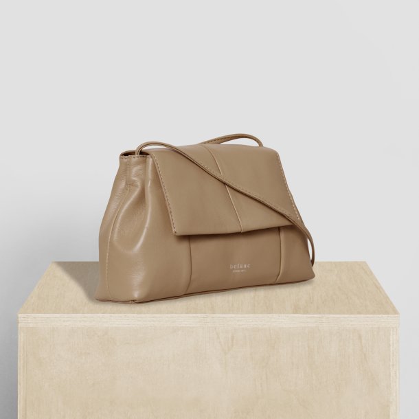 Osiris, Belsac off white crossbody/clutch i bldt skind med aftagelig rem