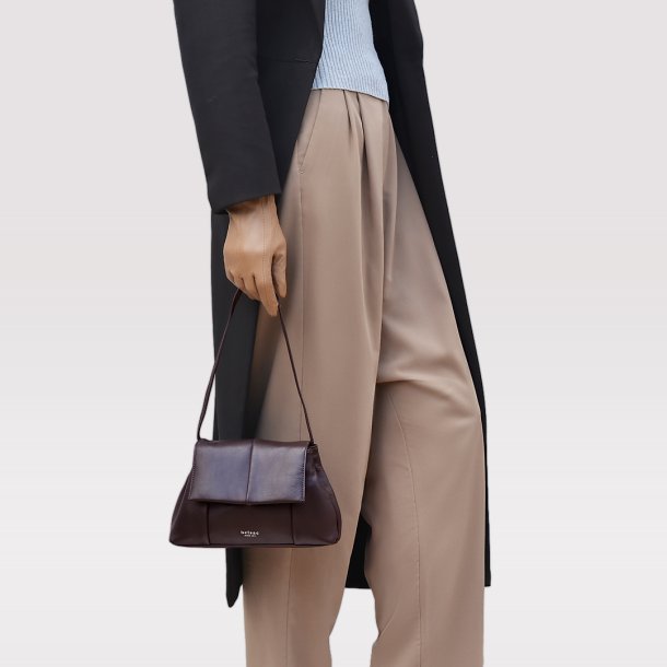 Osiris, Belsac varm brun crossbody/clutch i bldt skind med aftagelig rem