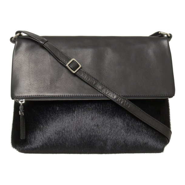 Nivi, Belsac sort crossbody i skind/sælskind med kraftigt overslag