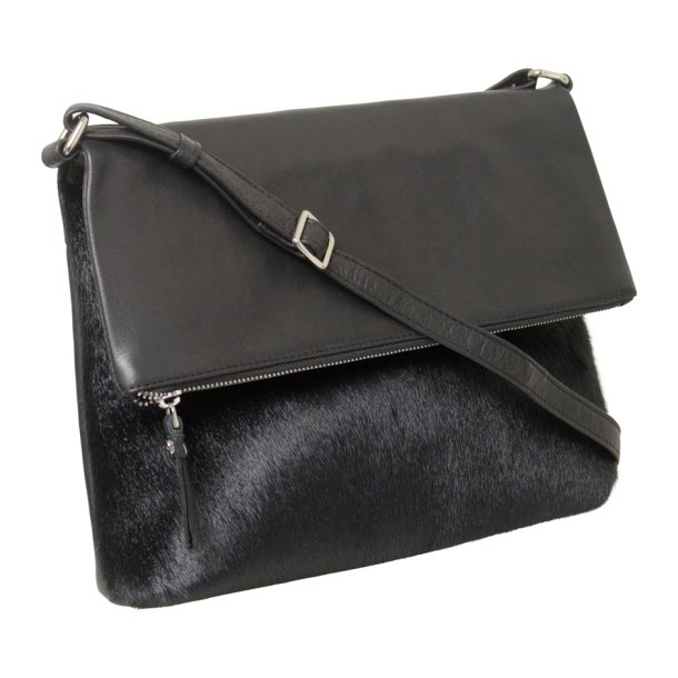 Nivi, Belsac sort crossbody i skind/sælskind med kraftigt overslag