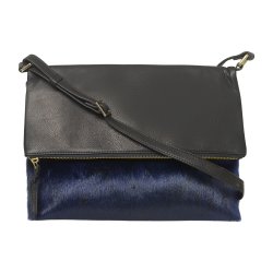 Nivi, Belsac sort/blå crossbody i skind/sælskind med kraftigt overslag