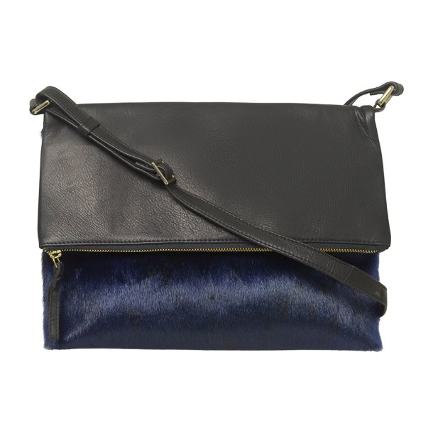 Nivi, Belsac sort/blå crossbody i skind/sælskind med kraftigt overslag