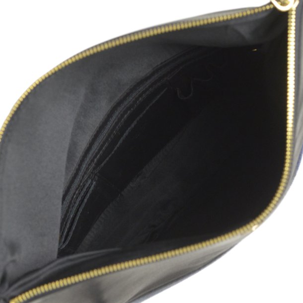 Nivi, Belsac sort/blå crossbody i skind/sælskind med kraftigt overslag