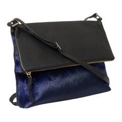 Nivi, Belsac sort/blå crossbody i skind/sælskind med kraftigt overslag