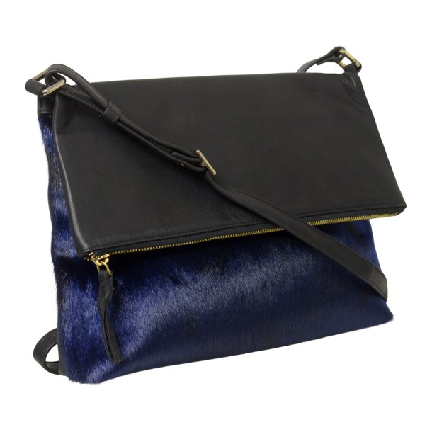 Nivi, Belsac sort/blå crossbody i skind/sælskind med kraftigt overslag