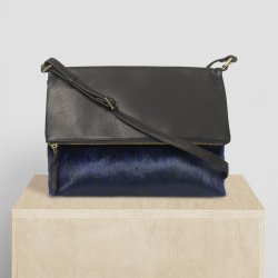 Nivi, Belsac sort/blå crossbody i skind/sælskind med kraftigt overslag