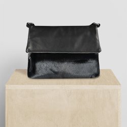 Nivi, Belsac sort crossbody i skind/sælskind med kraftigt overslag