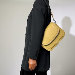 Darina, Belsac ginger crossbody i skind med kraftig rem og frontlomme