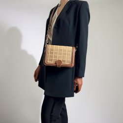 Janella, Belsac cognac crossbody i skind med overslag og lang regulerbar rem