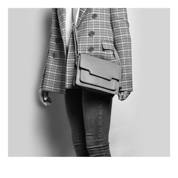 Thelma, Belsac sort crossbody i skind med flere rum og overslag