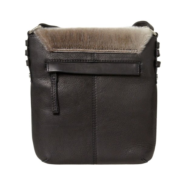 Ivalu, Belsac sort crossbody i skind med kraftigt overslag i slskind
