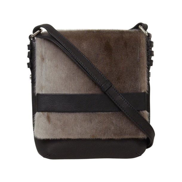 Ivalu, Belsac sort crossbody i skind med kraftigt overslag i slskind