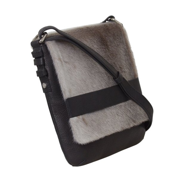 Ivalu, Belsac sort crossbody i skind med kraftigt overslag i slskind