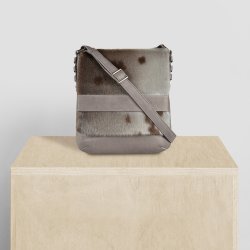 Ivalu, Belsac grå crossbody i skind med kraftigt overslag i sælskind