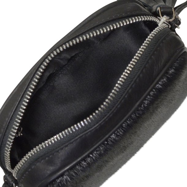 Anarraq, Belsac sort crossbody i skind/sælskind med lang regulerbar rem