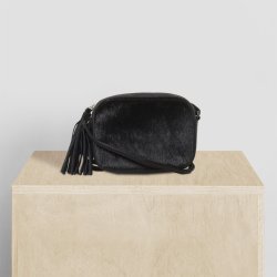 Anarraq, Belsac sort crossbody i skind/sælskind med lang regulerbar rem