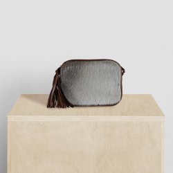 Anarraq, Belsac brun/grå crossbody i skind/sælskind med lang regulerbar rem