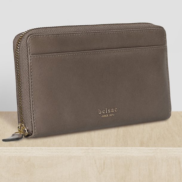 Belsac stor pung i taupe mat skind med lynl�srum til kort og kontanter samt et udvendigt rum