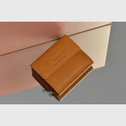 Belsac cognac pung i skind med lynlsrum til mnter/sedler og tofljet rum til kort/sedler