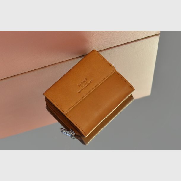 Belsac cognac pung i skind med lynlsrum til mnter/sedler og tofljet rum til kort/sedler