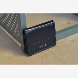 Belsac sort mntpung i skind med lynlsrum, to rum og lukket med overslag