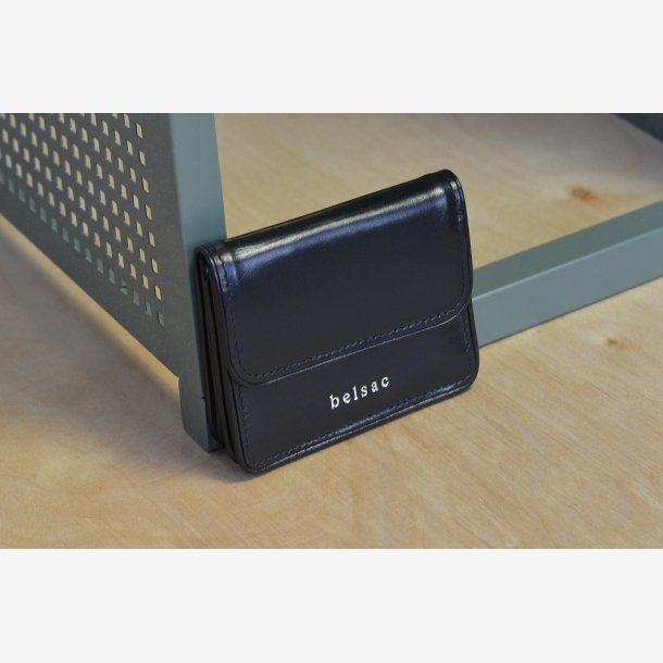 Belsac sort mntpung i skind med lynlsrum, to rum og lukket med overslag