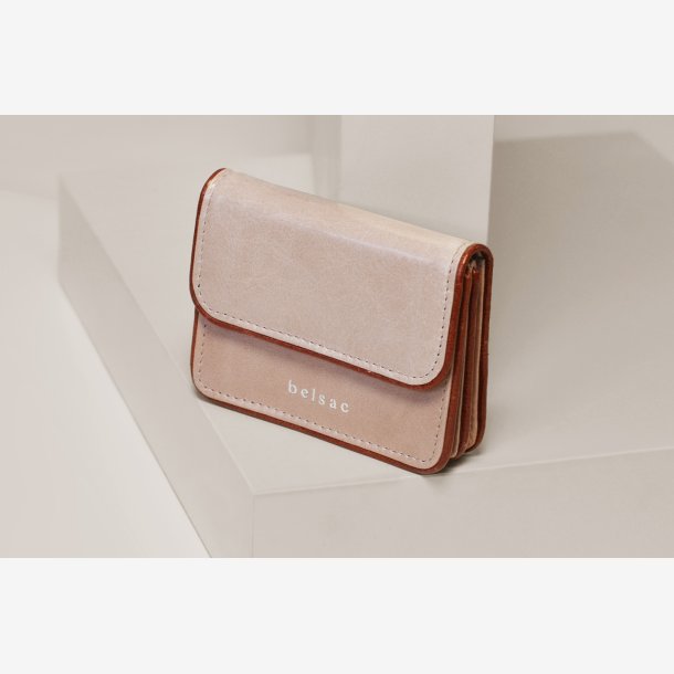 Belsac lys rosa mntpung i skind med lynlsrum, to rum og lukket med overslag