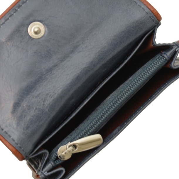 Belsac lys bl mntpung i skind med lynlsrum, to rum og lukket med overslag