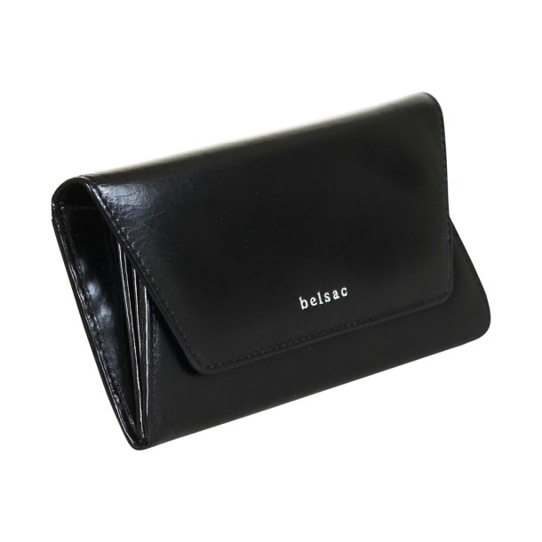 Belsac sort pung i blankt skind med overslag og plads til mange kort og kontanter