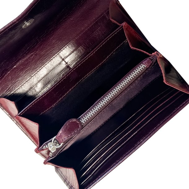 Belsac bordeaux rd pung i blankt skind med overslag og plads til mange kort og kontanter