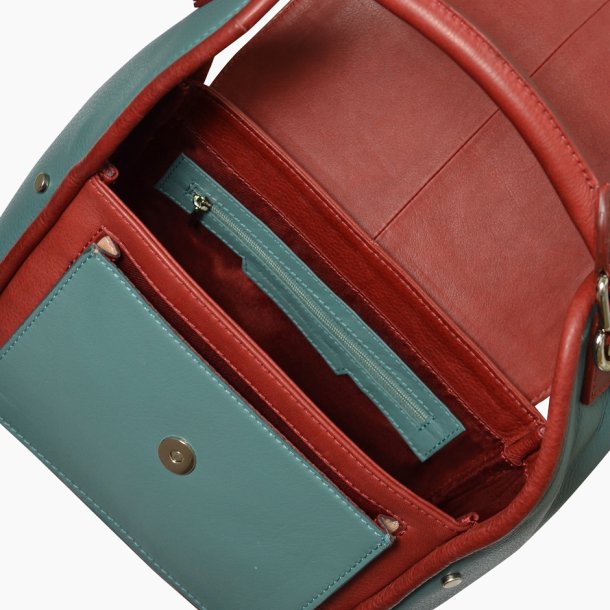 Ayako, Belsac mørk rød/blå skuldertaske/crossbody i skind med stort rum og flotte detaljer