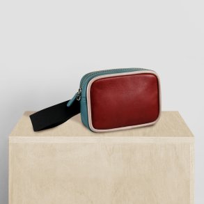 Hisano, Belsac r�d/bl� b�ltetaske i skind med kraftig rem og beige kantb�nd