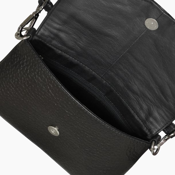 Masami, Belsac sort crossbody i skind med overslag og fine detaljer