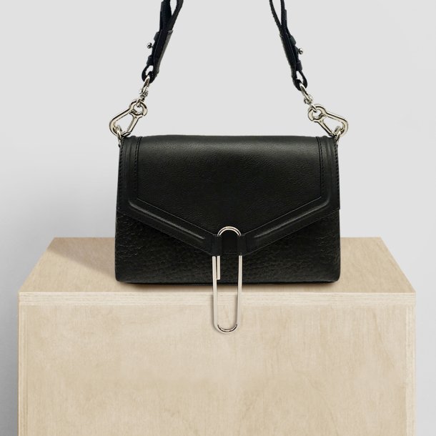 Masami, Belsac sort crossbody i skind med overslag og fine detaljer