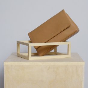 Makiko, Belsac crossbody i camel